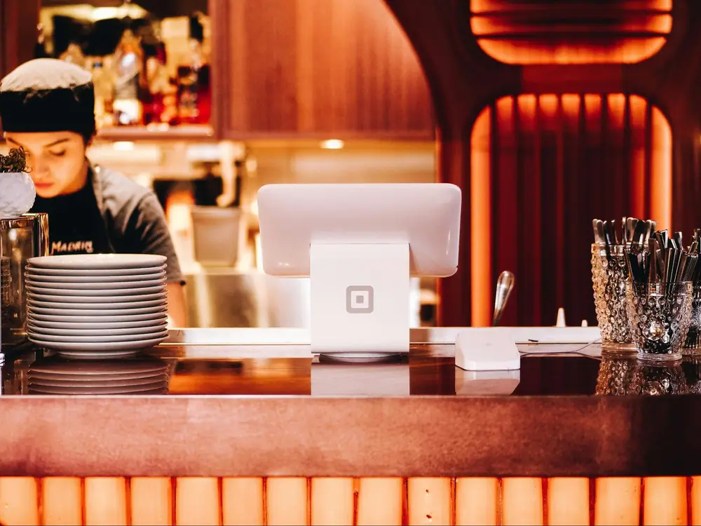 Key features of restaurant intelligence tools including POS integration and dashboards