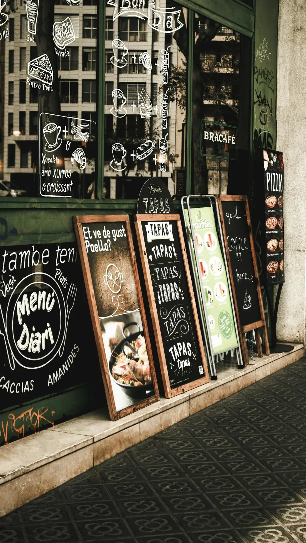 Random versus customizable restaurant name generator approaches